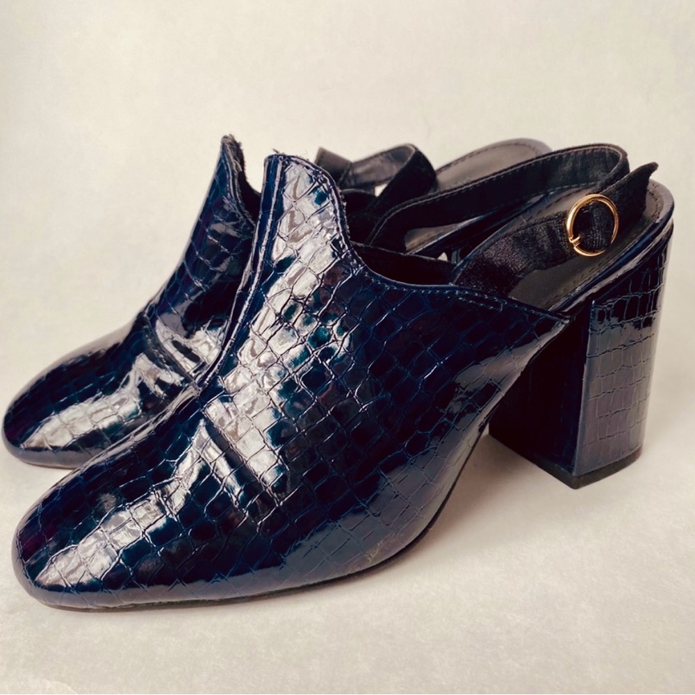 Urban Outfitters Women's Blue and Navy Courts